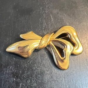 ONE PRE-OWNED 3” MONET BRAND GOLDTONE RIBBON BROOCH CTM4